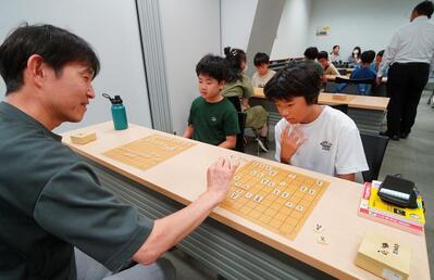 将棋の対戦をしている男の子