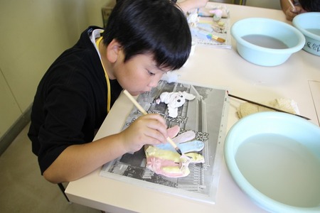 色付けをする男の子