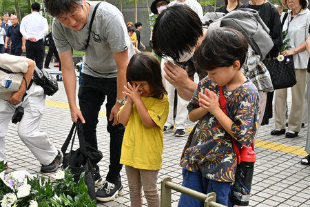 敷石の前で祈るご家族